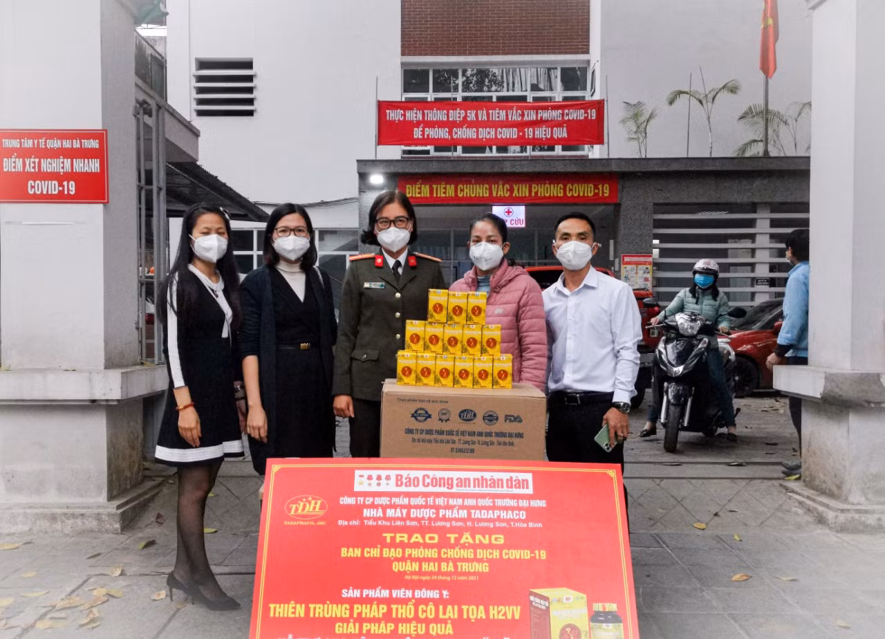 Trao 3.400 sản phẩm Viên thảo mộc, Vitamin C hỗ trợ F0 và nhân viên y tế ở quận Hai Bà Trưng -0
