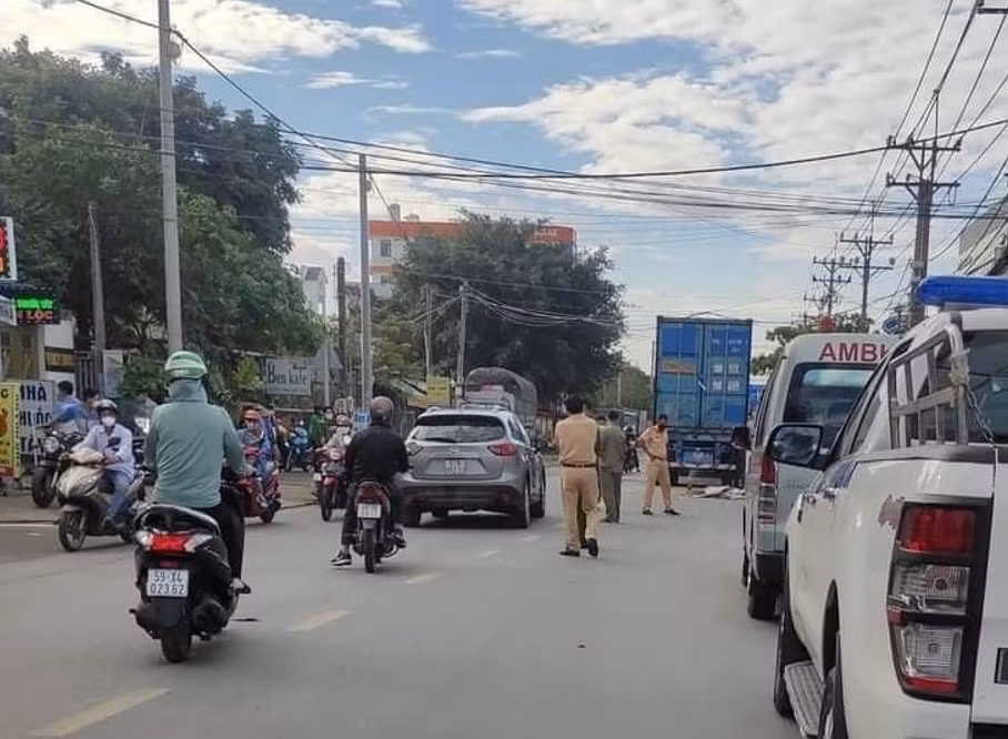 Xót xa cảnh nữ công nhân gặp nạn dưới gầm xe đầu kéo -1