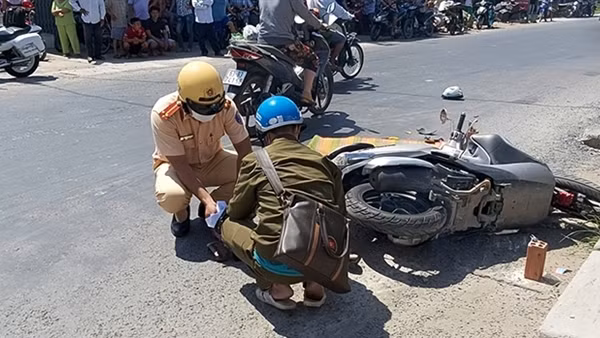 Va chạm với xe đầu kéo, 2 người thương vong ảnh 2