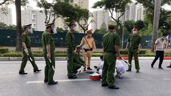 Tên trộm đột nhập cửa hàng lấy 71 chiếc điện thoại di động ảnh 4