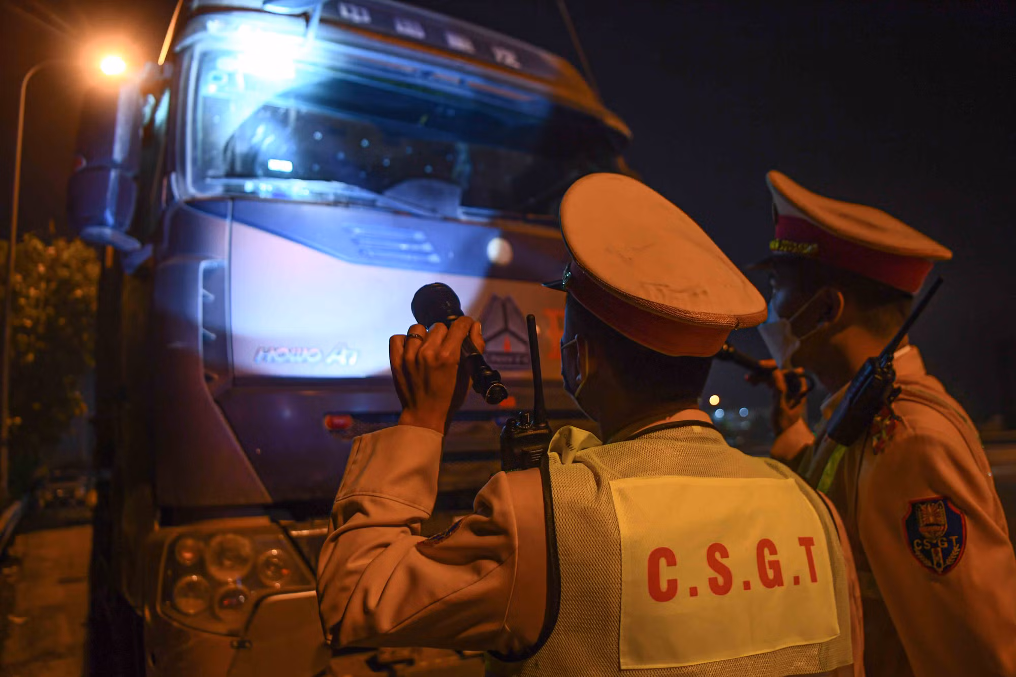 Xe quá tải tăng ga khi bị CSGT kiểm tra -0