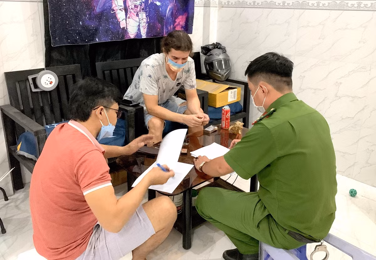 Bắt đối tượng người nước ngoài trồng, sản xuất và tàng trữ trái phép cây cần sa -0