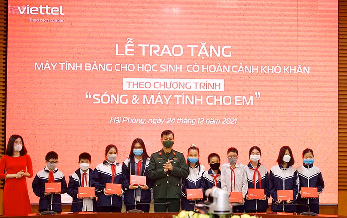 Viettel hoàn thành trao tặng 37.000 máy tính bảng cho các em học sinh khó khăn -0