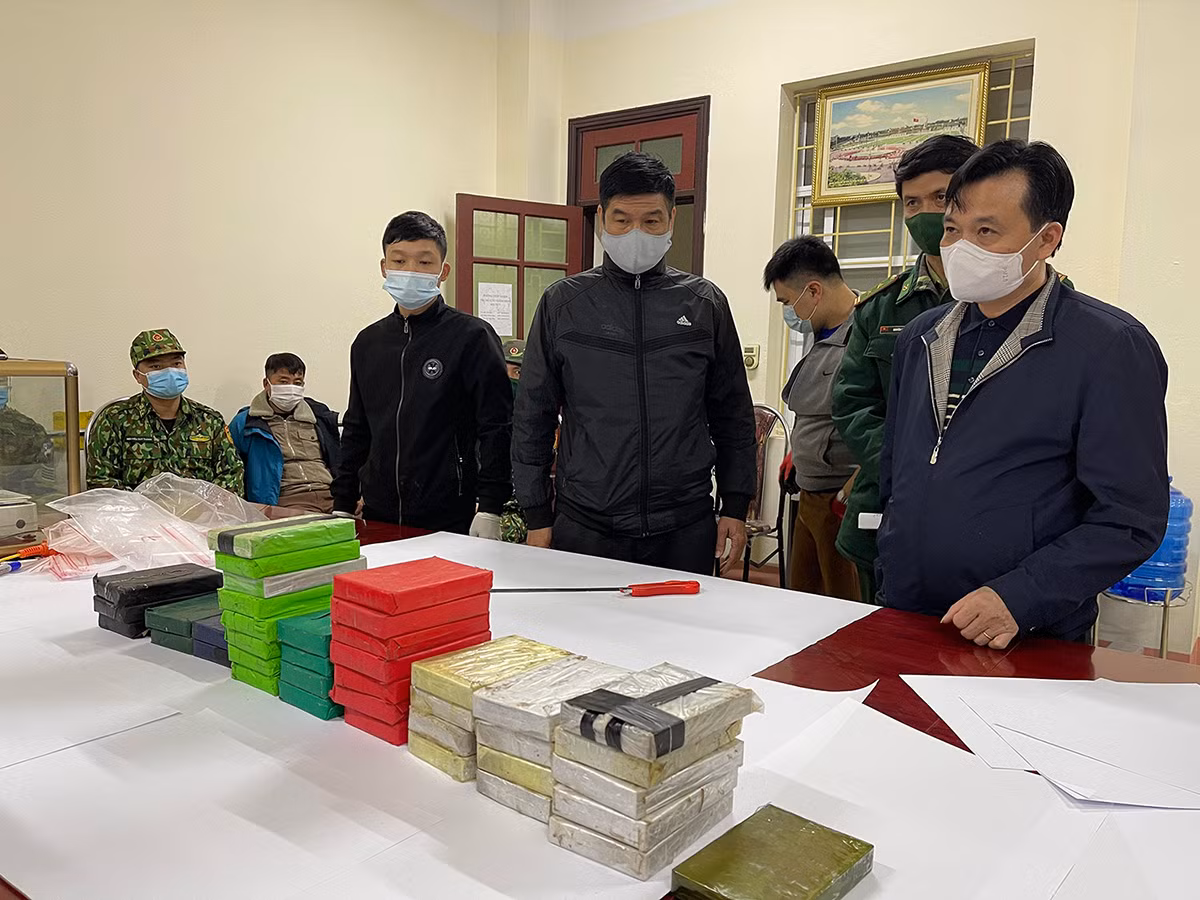 Thuê xe ôm chở bao tải chứa 40 bánh heroin -0