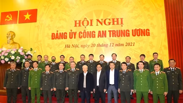 CAND phát huy vai trò nòng cốt trong bảo vệ an ninh quốc gia, bảo đảm TTATXH và phòng, chống dịch COVID-19 ảnh 2