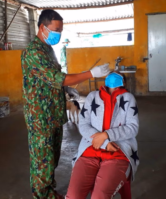 Hội An: Cứu nữ du khách chèo thuyền kayak gặp nạn trên biển Cù Lao Chàm -0