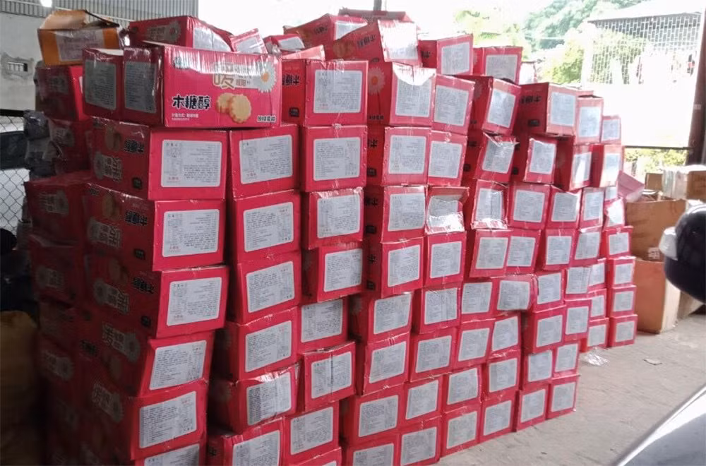 Hơn 1 tấn bánh ngọt và 335 đôi giày không rõ nguồn gốc xuất xứ -0