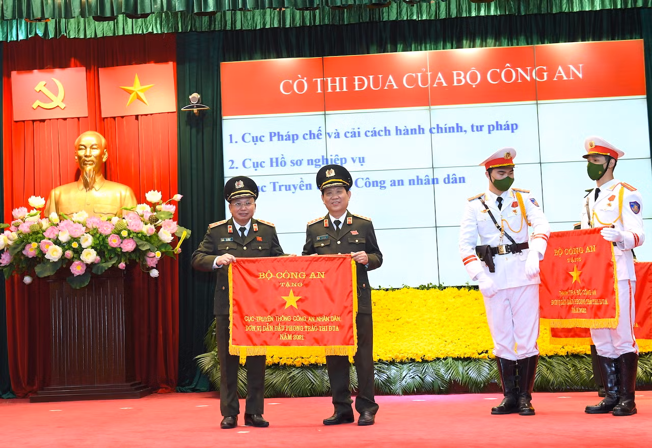 Lãnh đạo Bộ Công an trao danh hiệu thi đua tặng Công an các đơn vị, địa phương -0