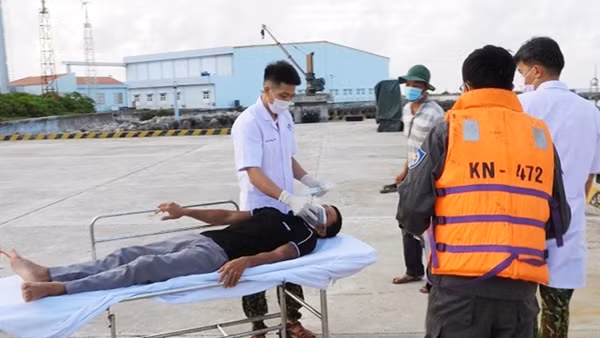 Đưa ngư dân lâm bệnh từ Trường Sa về đất liền điều trị ảnh 4
