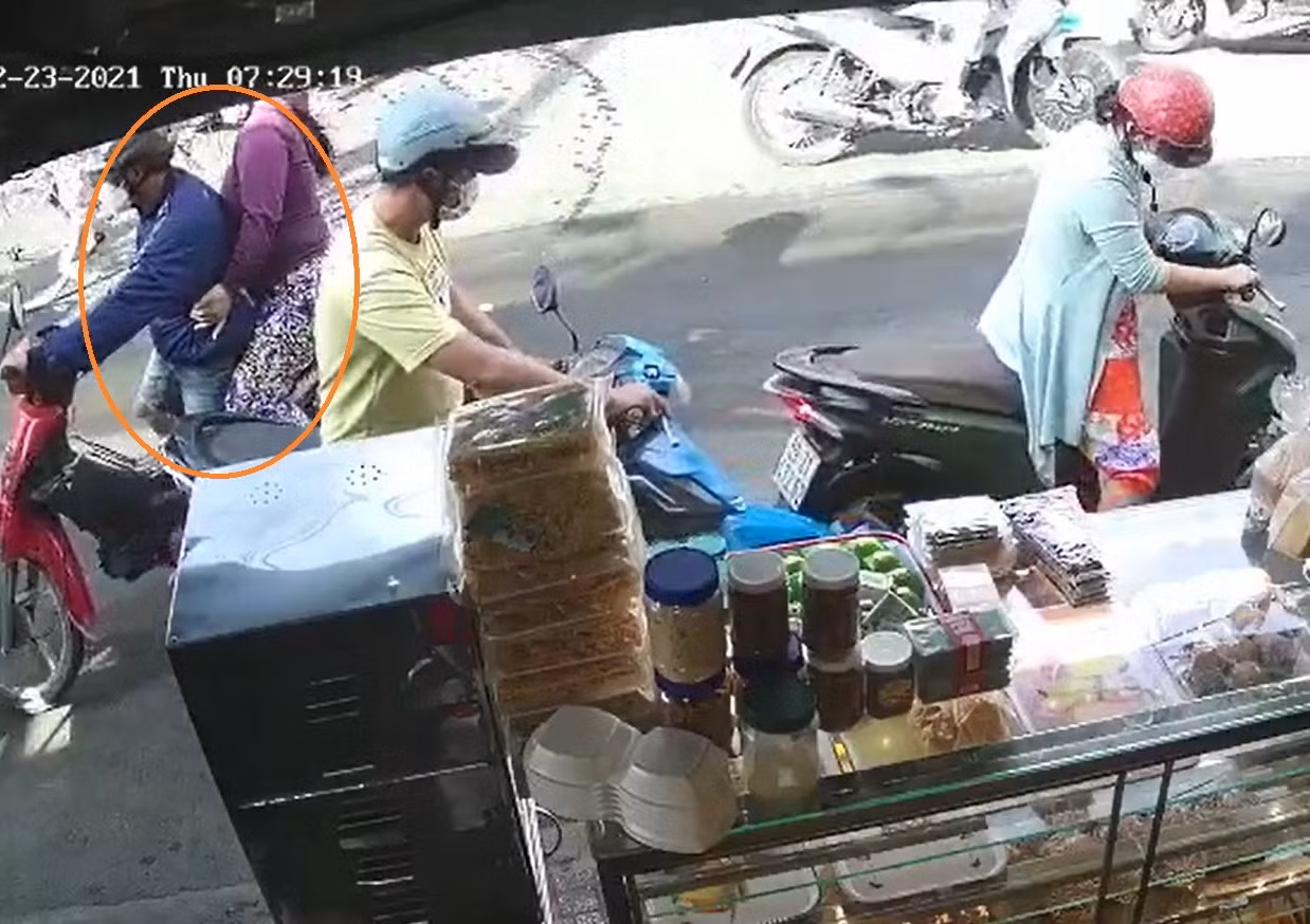 Dàn cảnh trộm Iphone 11 Pro Max của cô gái trước tiệm bánh kem -0