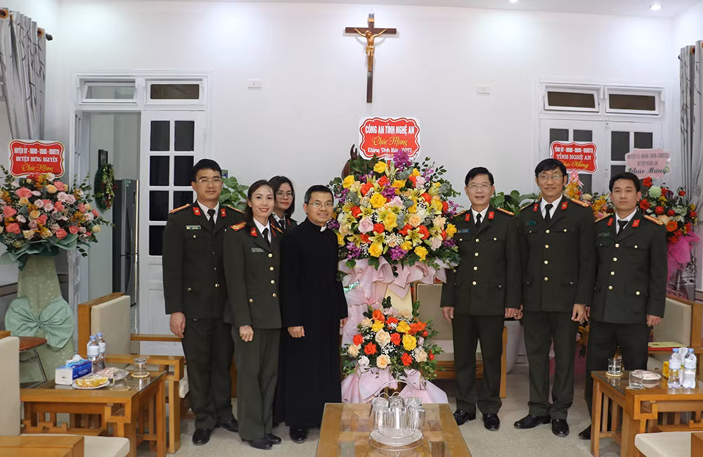 Công an tỉnh Nghệ An chúc mừng lễ Noel 2021 tại Tòa Giám mục Giáo phận Vinh -3