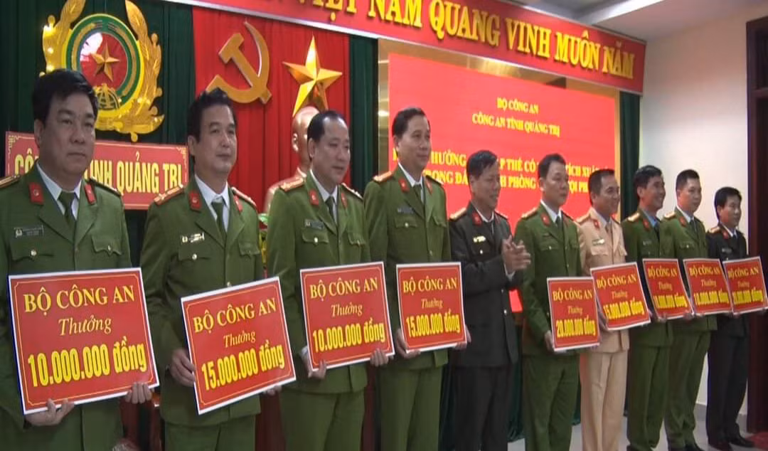 Hơn 60 tập thể, cá nhân Công an Quảng Trị được khen thưởng ảnh 3