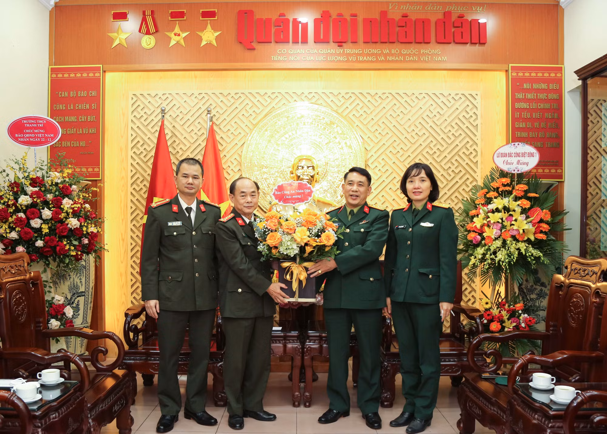 Báo CAND chúc mừng Báo QĐND -0