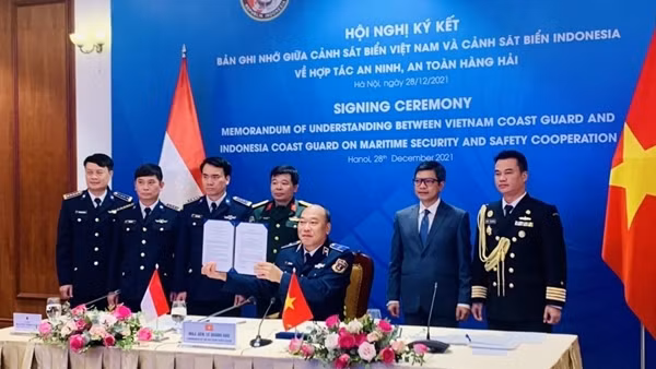 Bắt tàu chở 170.000 lít xăng và dầu DO trái phép ảnh 1