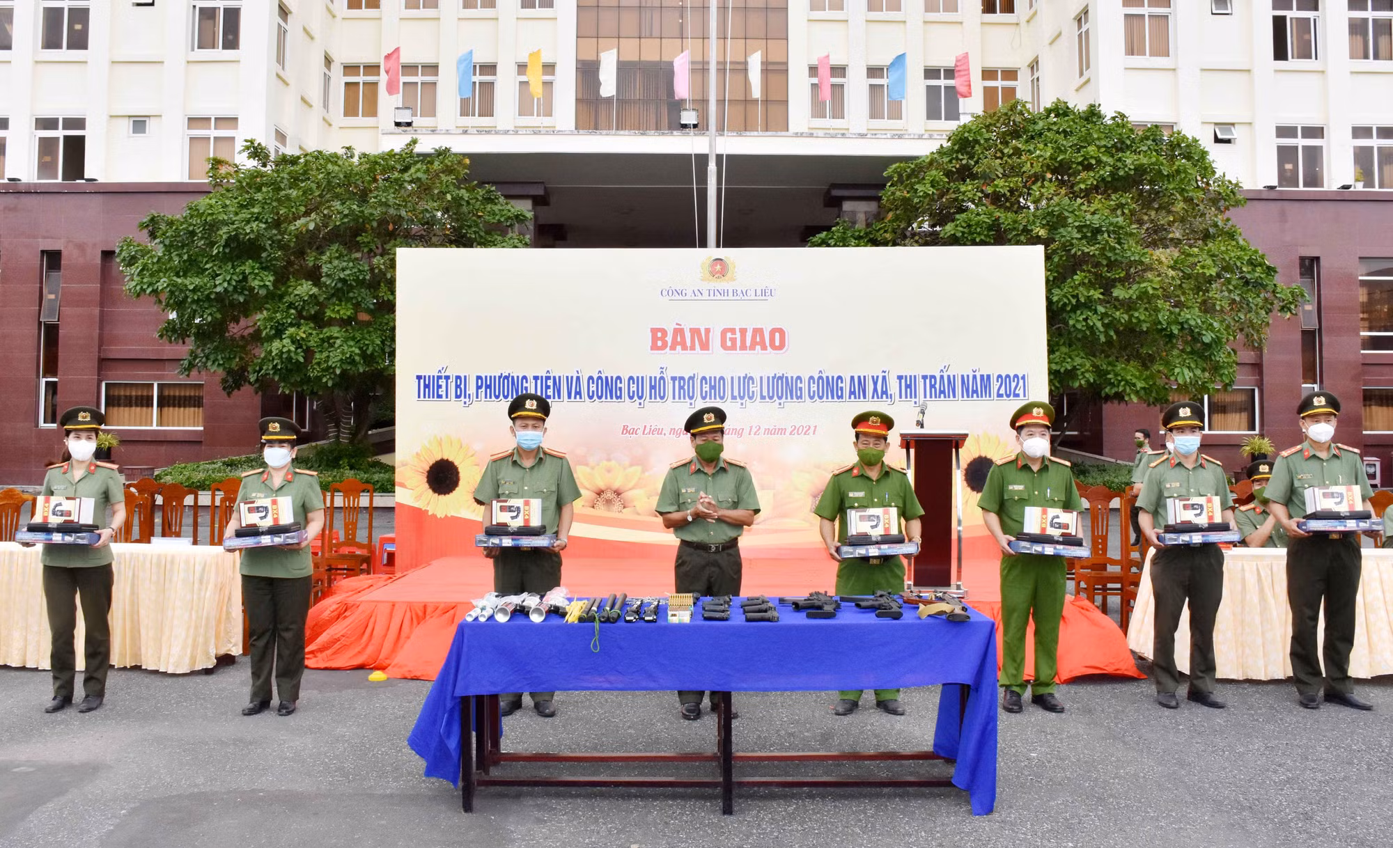 Bàn giao trang thiết bị cho Công an xã, thị trấn -0
