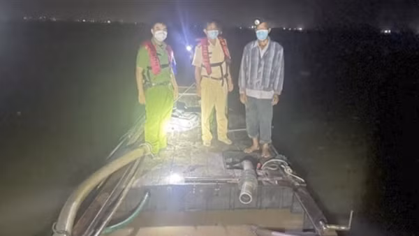 Công an Trà Vinh lập 3 chốt kiểm tra, chống hút trộm cát ảnh 4