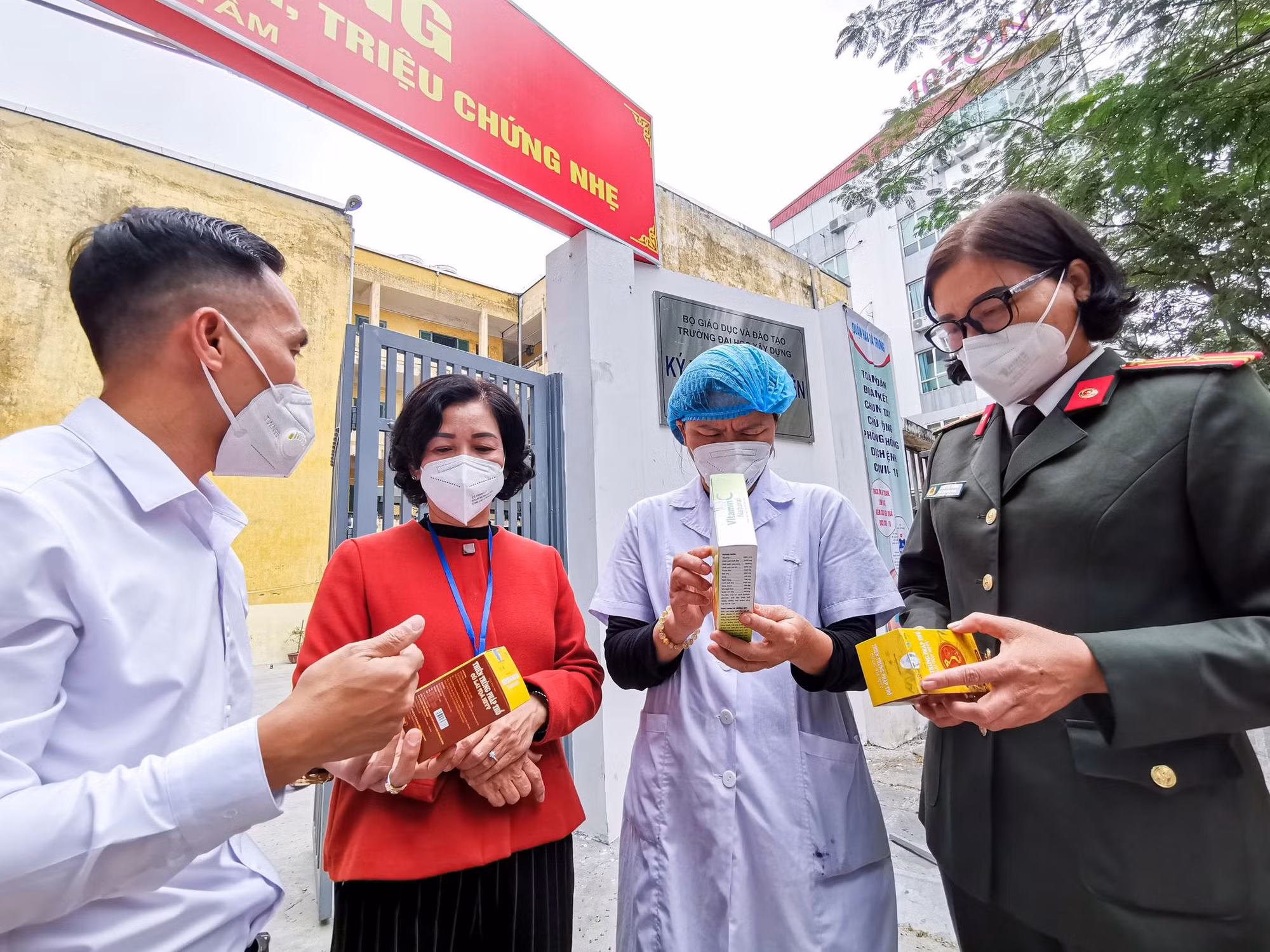 Trao 3.400 sản phẩm Viên thảo mộc, Vitamin C hỗ trợ F0 và nhân viên y tế ở quận Hai Bà Trưng -0