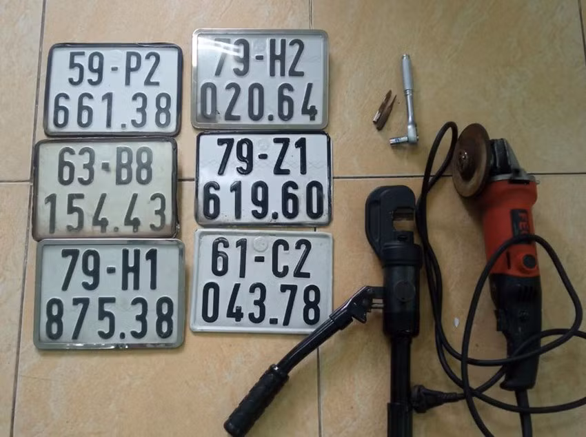 2 con nghiện trộm xe máy rồi gắn biển số giả đem bán -0