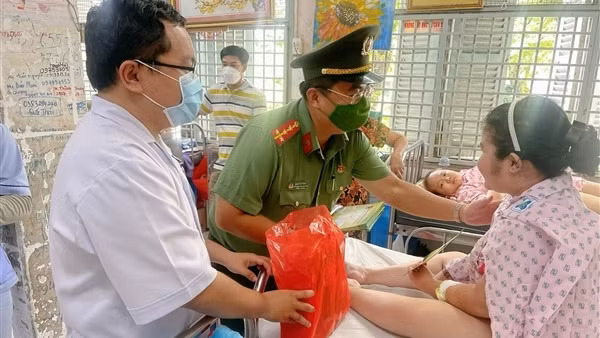 Trao yêu thương, vui Trung thu cùng bệnh nhi ung thư