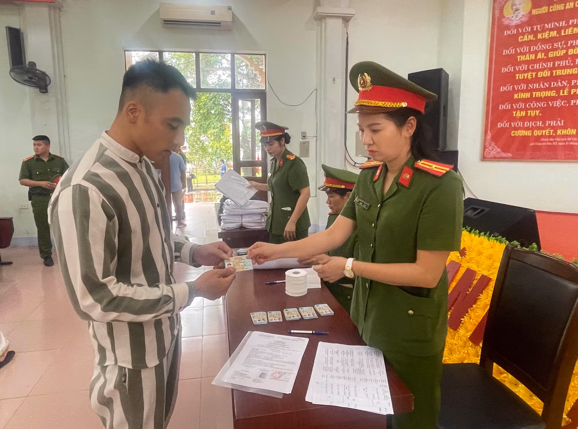 Phó Thủ tướng Thường trực Phạm Bình Minh: Mong các phạm nhân sớm ổn định cuộc sống -0