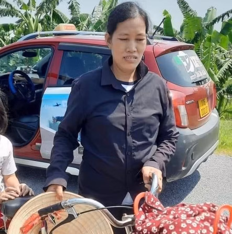 Dụ bé gái về nhà vì nghĩ là con của mình -0