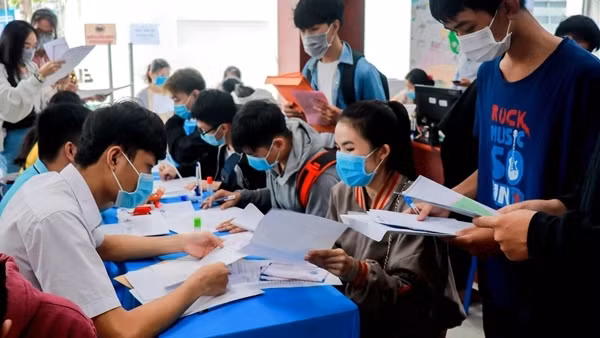 Hà Nội tiếp tục hỗ trợ 50% học phí năm học 2022-2023
