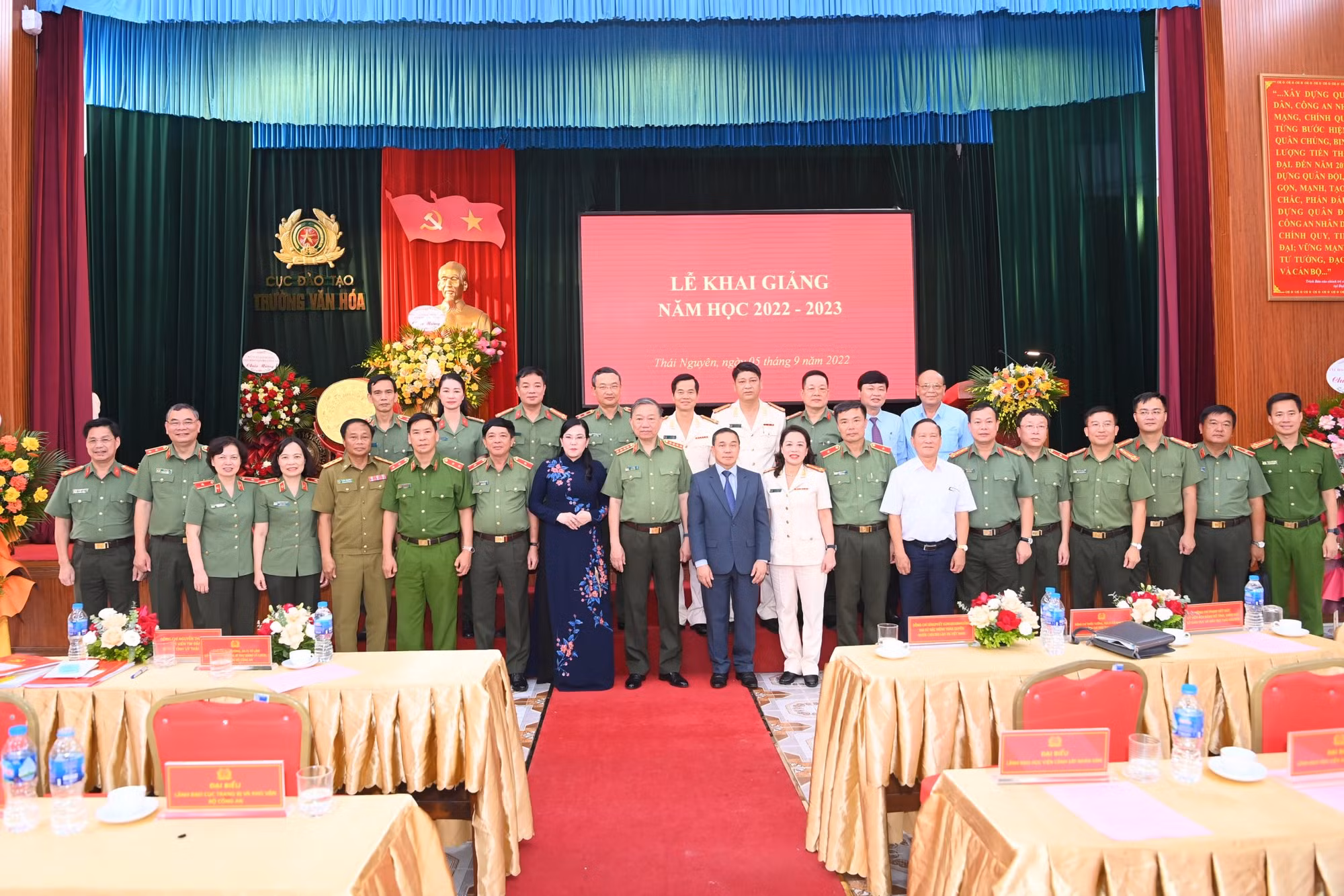 Bộ trưởng Tô Lâm đánh trống khai giảng năm học mới tại Trường Văn hoá-Bộ Công an -0