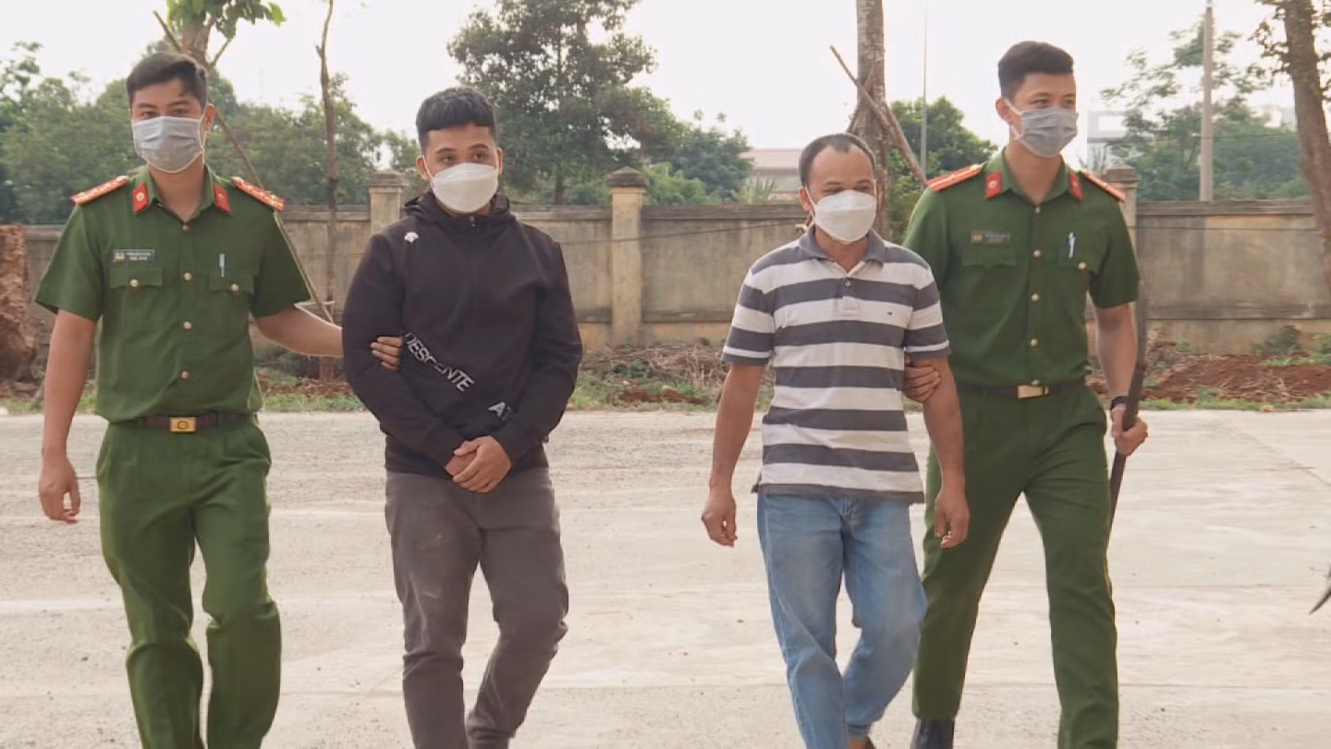 Sau va chạm giao thông, hai cha con vác dao chém người tới tấp -0