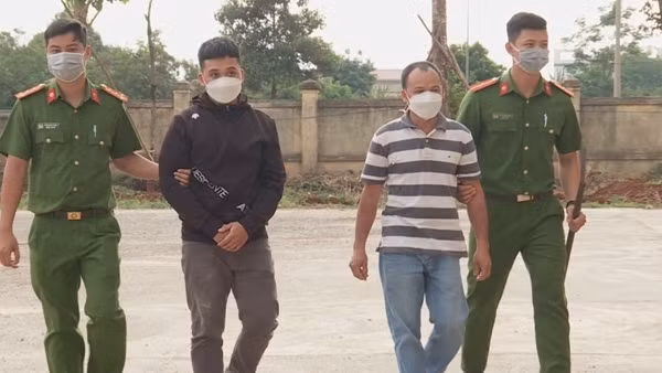 Sau va chạm giao thông, hai bố con vác dao chém người