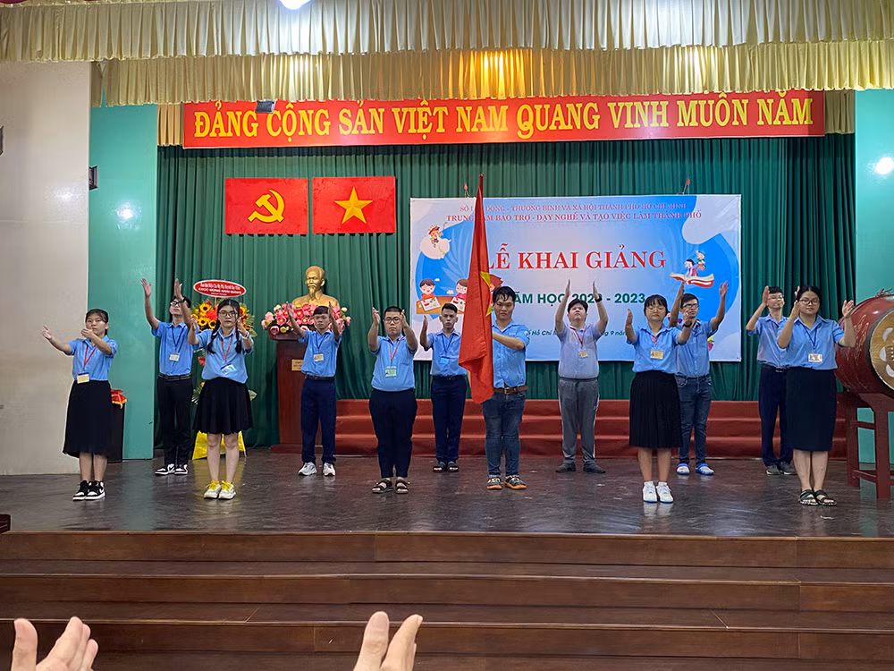 Khai giảng năm học mới ở ngôi trường đặc biệt -0