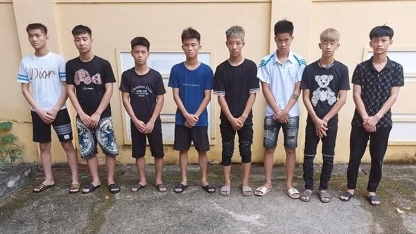 8 thanh niên rủ nhau cướp thuốc lá điện tử