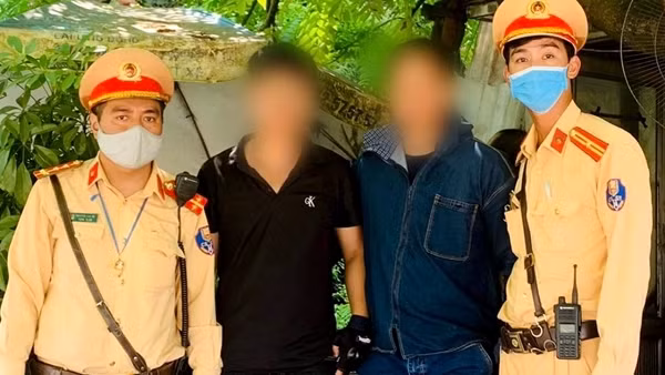 Nam thanh niên tưởng lộn định nhảy cầu Chương Dương tự tử