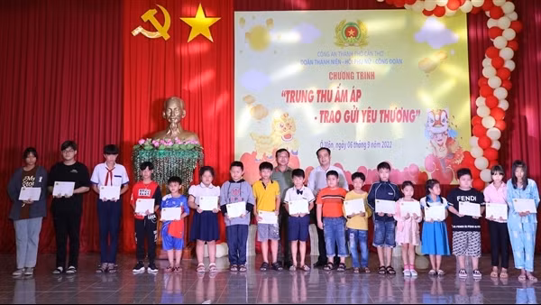 Trung thu ấm áp của trẻ mồ côi do COVID-19