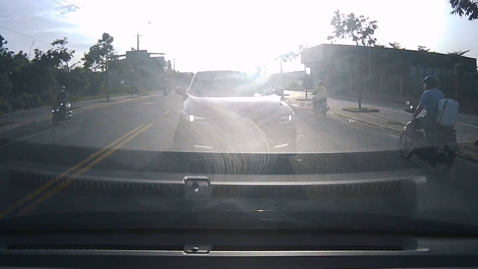 Xử phạt người điều khiển ôtô&nbsp;đi ngược&nbsp;chiều qua clip trên mạng xã hội -0