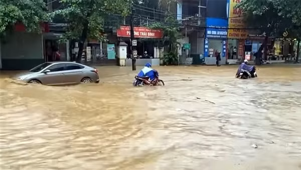 Mưa giông khắp miền Bắc và Bắc Trung Bộ