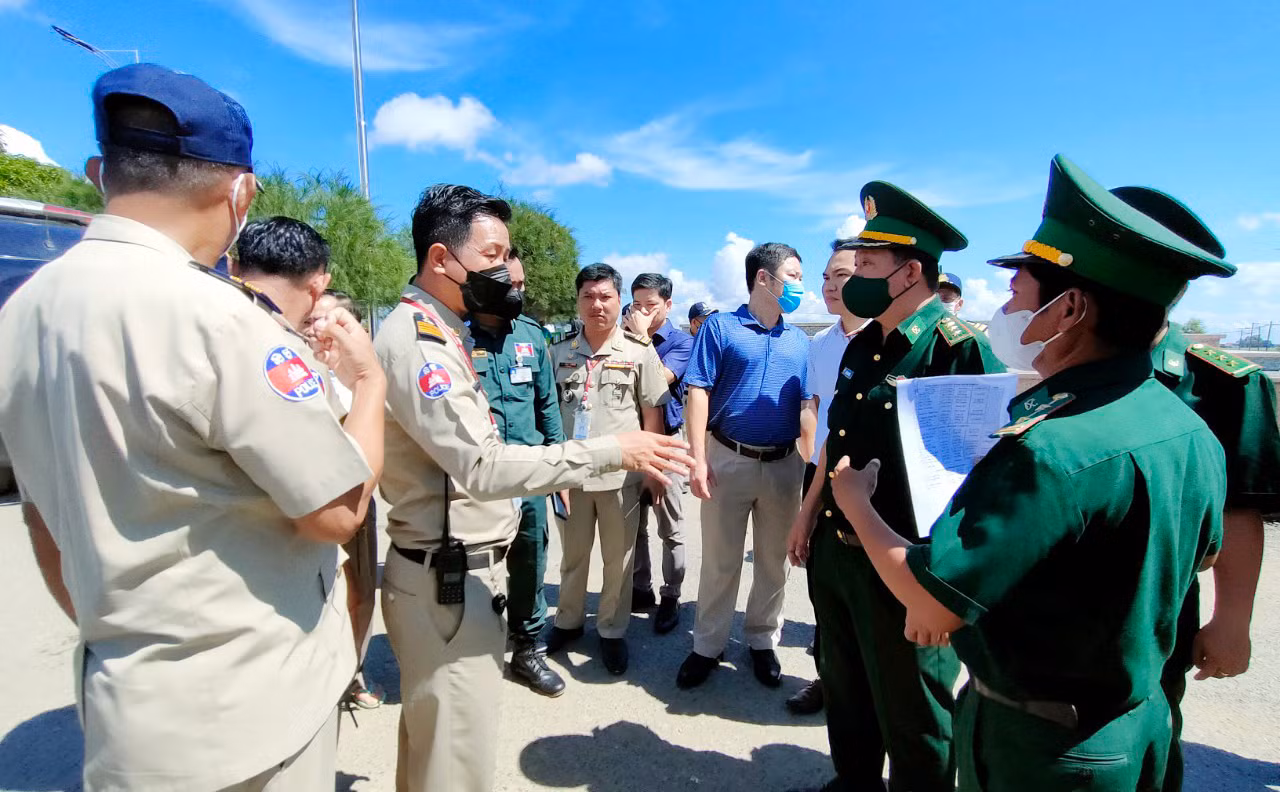 Tiếp nhận 26 công dân Việt Nam do phía Campuchia trao trả -0