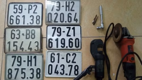 2 con nghiện trộm xe máy rồi gắn biển số giả đem bán