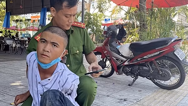Trên đường trao nhà tình nghĩa, Cảnh sát môi trường bắt giữ tên trộm xe máy