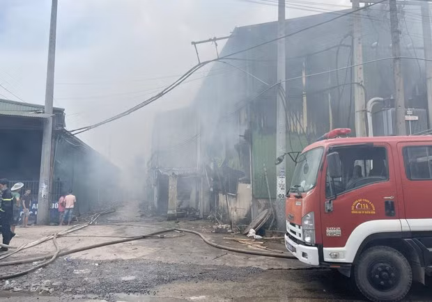 Cháy nhiều xưởng gỗ quy mô lớn ở Đồng Nai -0