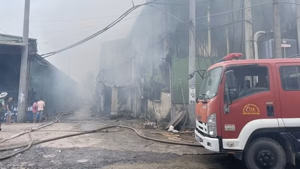 Cháy nhiều xưởng gỗ quy mô lớn ở Đồng Nai