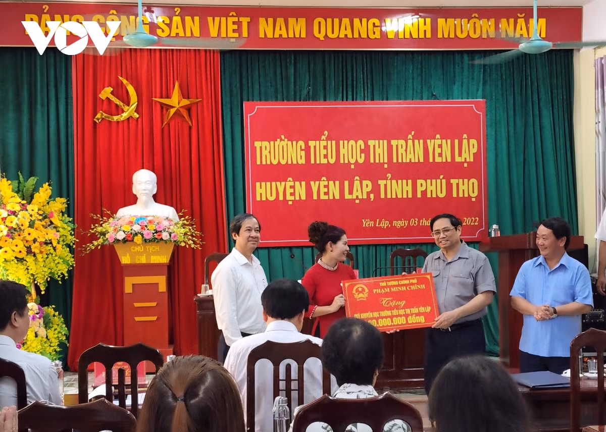 Thủ tướng Phạm Minh Chính thăm trường tiểu học thị trấn Yên Lập, Phú Thọ -0