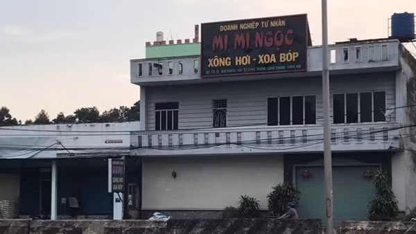 Cha con mua 2 thiếu nữ về ép massage kích dục cho khách