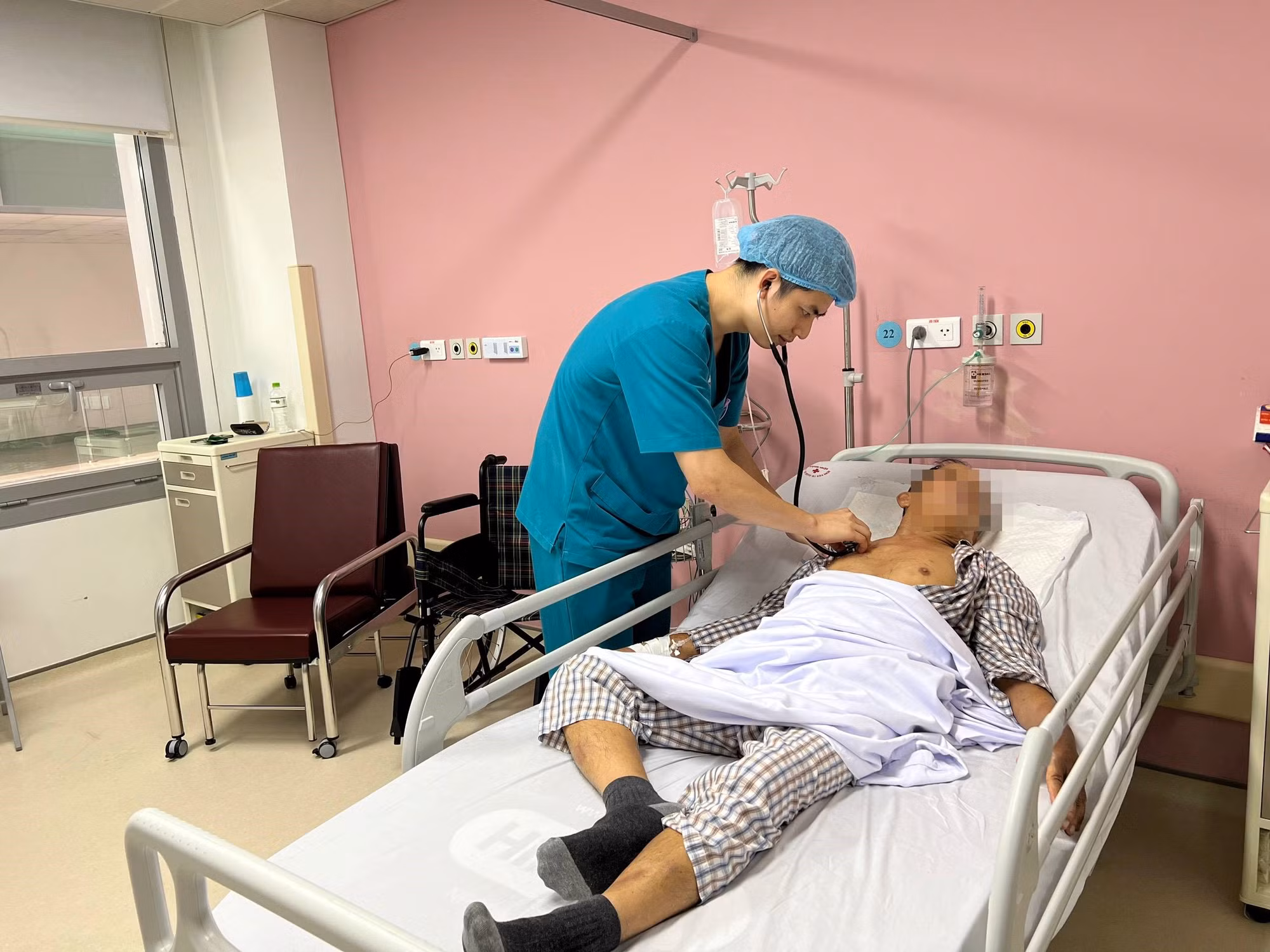 Cứu sống cụ ông nhiều lần ngừng tim nhờ 