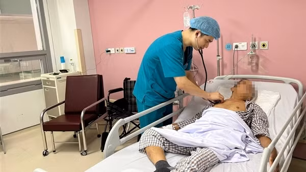 Cứu sống cụ ông nhiều lần ngừng tim