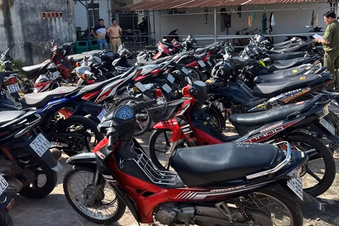 Tạm giữ hình sự 8 đối tượng tổ chức đua xe trái phép -1