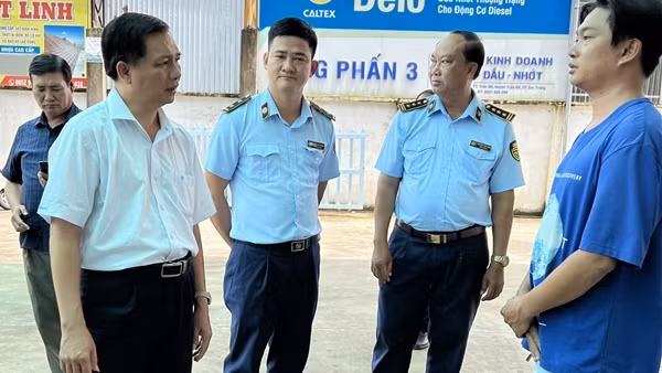 Chủ tịch tỉnh Sóc Trăng kiểm tra thực trạng xăng dầu trên địa bàn