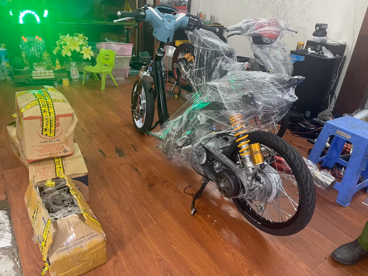 Phát hiện nhiều “lò” nghi độ chế xe cho quái xế -1