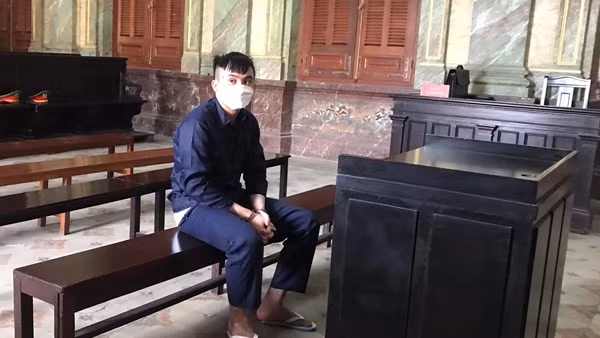 Bênh bạn gái, sát hại bạn cùng phòng