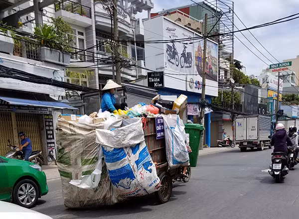 Thu gom, vận chuyển rác thải kiểu thủ công tại TP Hồ Chí Minh.