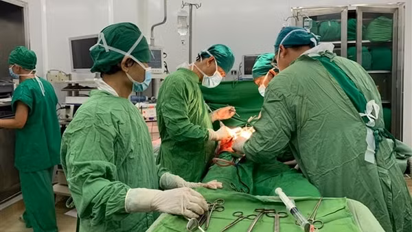 Phẫu thuật cứu bệnh nhân u nang lớn đầu tụy